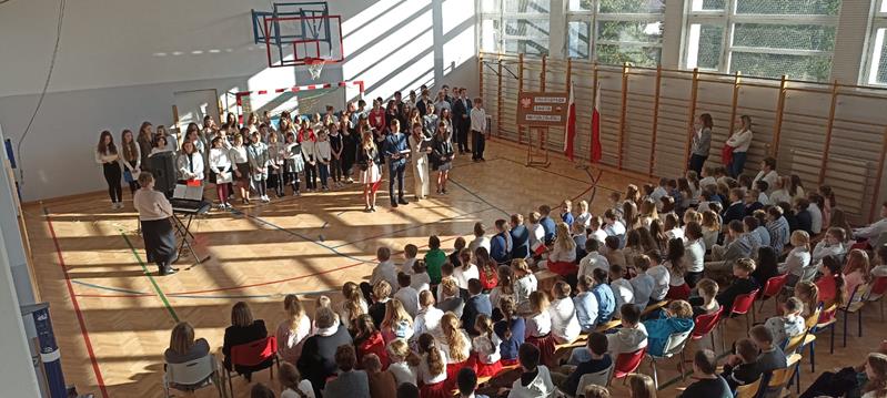 Szkoła do hymnu oraz Narodowe Święto Niepodległości